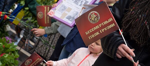 Участники акции Бессмертный полк 9 мая в парке Ваке отмечают День Победы - Sputnik Грузия