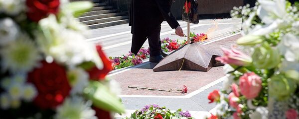 Жители Тбилиси возлагают цветы к Вечному огню в День Победы - Sputnik Грузия