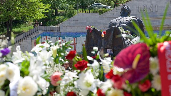 Цветы у могилы Неизвестного солдата в парке Ваке - Sputnik Грузия