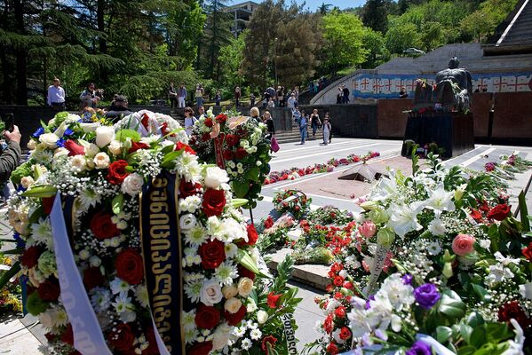 Тысячи цветов и десятки венков у могилы Неизвестного солдата, которые были возложены участниками праздничных мероприятий в День Победы 9 мая в память о погибших - Sputnik Грузия