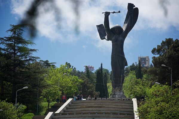 28-метровая статуя Победы в тбилисском парка Ваке, установленная в 1981 году - Sputnik Грузия