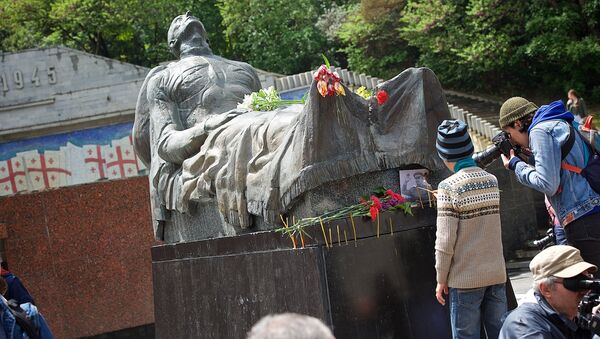 Цветы у могилы Неизвестного солдата в День Победы  - Sputnik Грузия