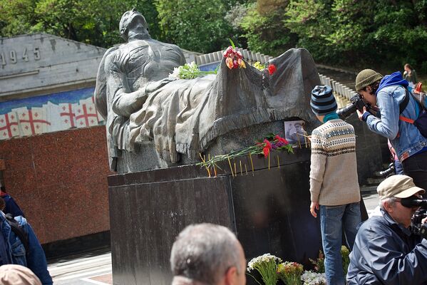 У могилы Неизвестного солдата в День Победы жители Тбилиси зажигали свечи в память о погибших на войне - Sputnik Грузия