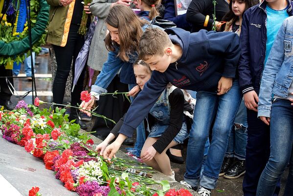 Много детей и подростков было среди тех, кто возлагал цветы к могиле Неизвестного солдата в память о погибших в Великую Отечественную войну и в годы Второй мировой войны - Sputnik Грузия