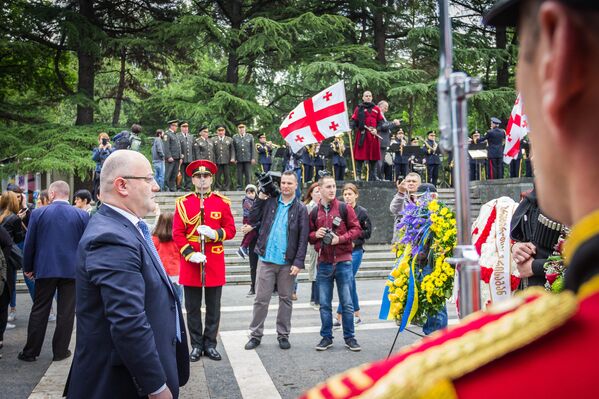Министр обороны Грузии Леван Изория принимает участие в церемонии возложения венков к могиле Неизвестного солдата в тбилисском парке Ваке утром 9 мая - Sputnik Грузия