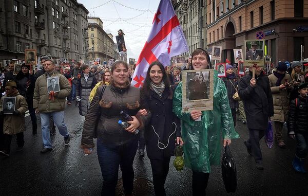 Грузинские участники Бессмертного полка в Москве - Sputnik Грузия