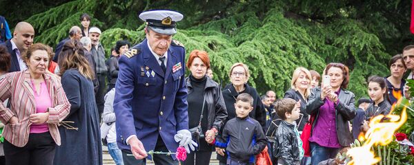 Ветеран возлагает цветы к Вечному огню в парке Ваке - Sputnik Грузия