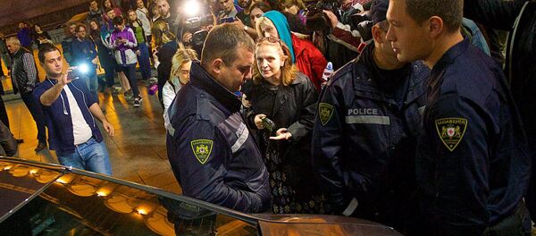 Участники акции протеста Аудитории 115 спорят с сотрудниками полиции - Sputnik Грузия