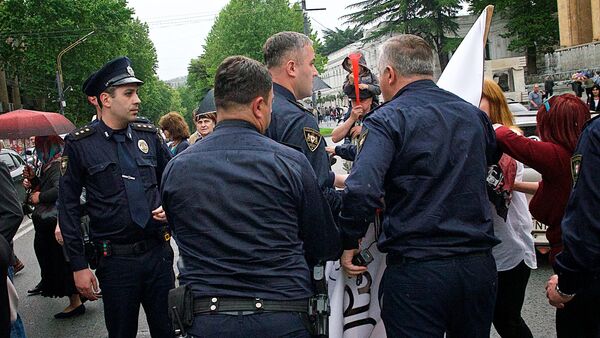 Стычки с полицией, обмороки и аресты: акция протеста в центре Тбилиси - Sputnik Грузия