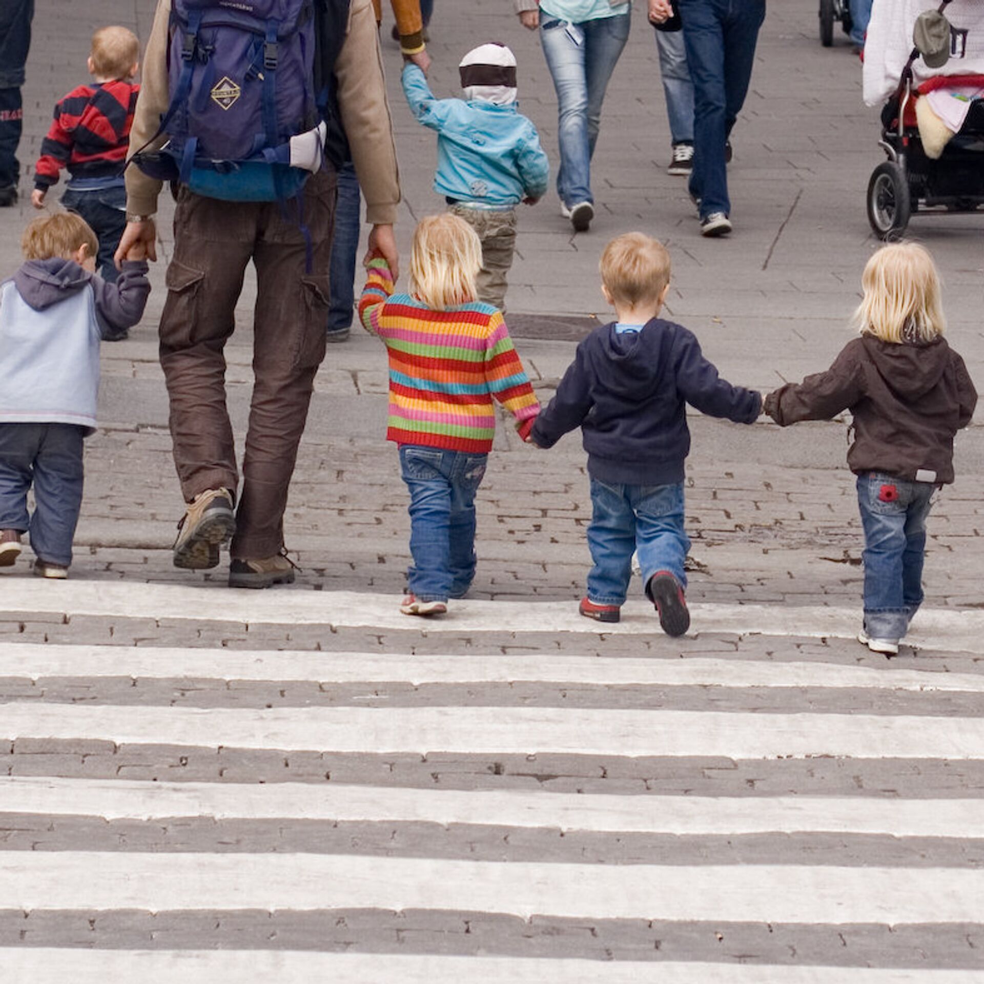 Дети через дорогу. Дети с родителями на улице. Дети с родителями через дорогу. Дети переходят дорогу. Экскурсия с детьми через дорогу.