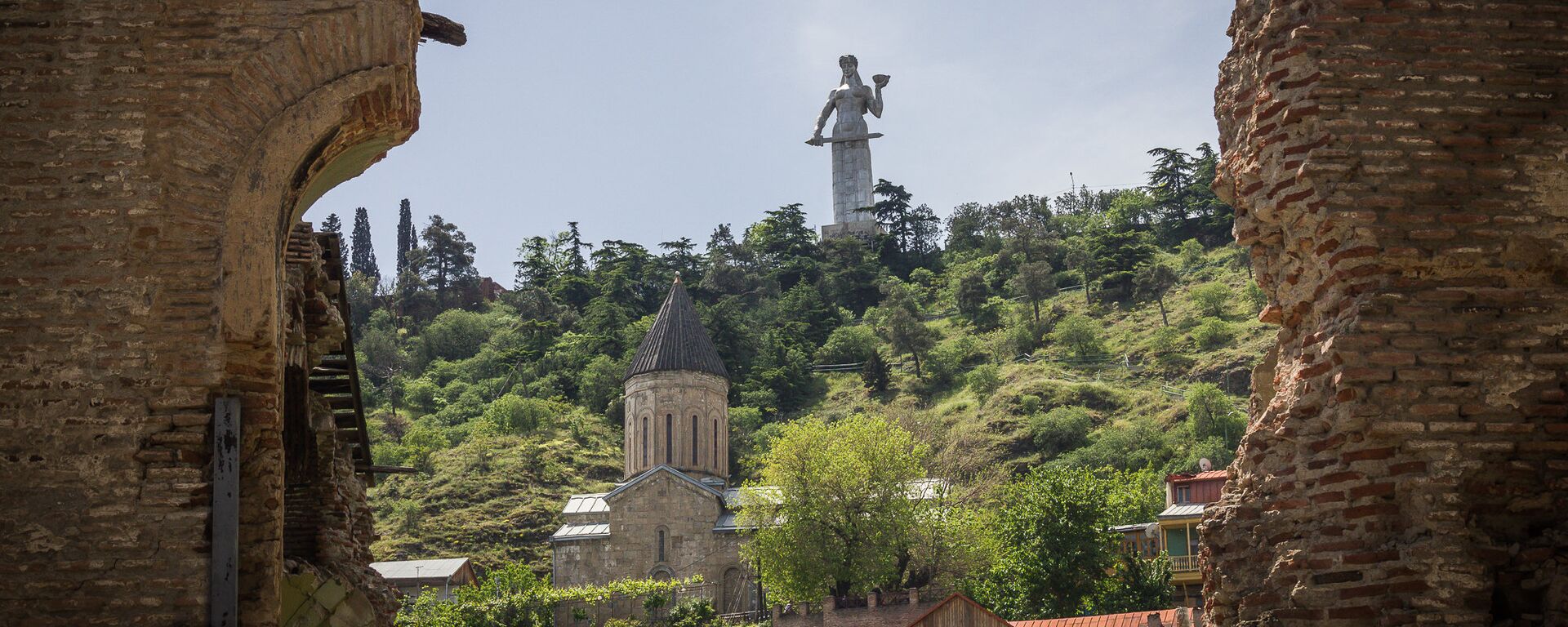 Вид на монумент Мать Грузии со старого района Тбилиси - Сололаки - в солнечный день - Sputnik Грузия, 1920, 30.01.2021