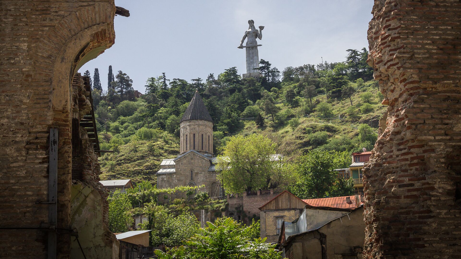 Вид на монумент Мать Грузии со старого района Тбилиси - Сололаки - в солнечный день - Sputnik Грузия, 1920, 25.06.2022