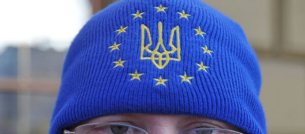 Участник митинга сторонников евроинтеграции на площади у памятника Тарасу Шевченко во Львове Участник митинга сторонников евроинтеграции на площади у памятника Тарасу Шевченко во Львове - Sputnik Грузия