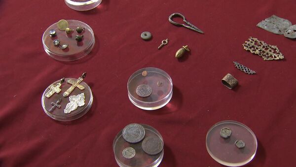 Археологи показали найденные  монеты эпохи Ивана Грозного - Sputnik Грузия