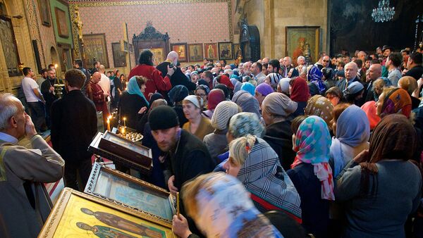 Православные верующие на праздничной службе в День Святого Андрея Первозванного в храме Сиони - Sputnik Грузия