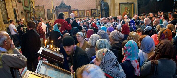 Православные верующие на праздничной службе в День Святого Андрея Первозванного в храме Сиони Православные верующие на праздничной службе в День Святого Андрея Первозванного в храме Сиони - Sputnik Грузия