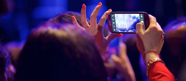 Человек снимает на смартфон концерт - Sputnik Грузия