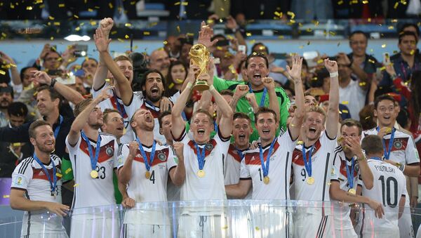 Игроки сборной Германии во время церемонии награждения после финального матча чемпионата мира по футболу 2014 - Sputnik Грузия