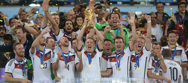 Игроки сборной Германии во время церемонии награждения после финального матча чемпионата мира по футболу 2014 - Sputnik Грузия