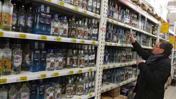 Посетитель в одном из магазинов в Москве выбирает алкогольный напиток  - Sputnik Грузия