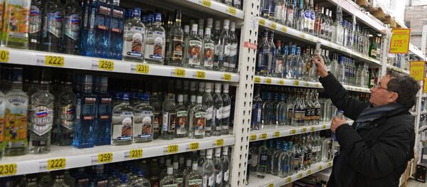 Посетитель в одном из магазинов в Москве выбирает алкогольный напиток Посетитель в одном из магазинов в Москве выбирает алкогольный напиток - Sputnik Грузия