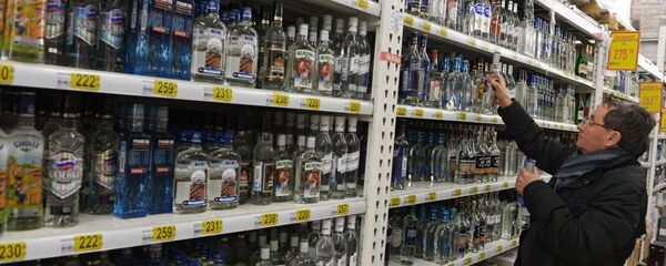 Посетитель в одном из магазинов в Москве выбирает алкогольный напиток  - Sputnik Грузия