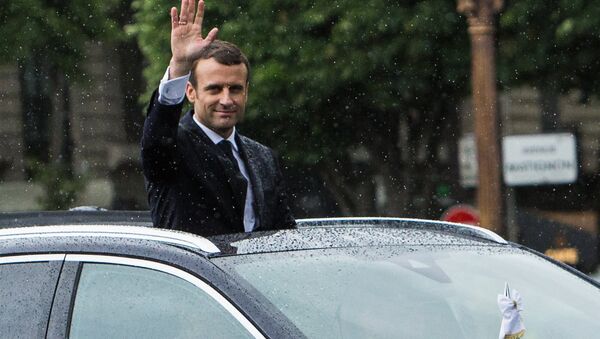 Президент Франции Эммануэль Макрон в автомобиле президентского кортежа - Sputnik Грузия