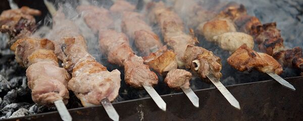Шашлык готовится на мангале - Sputnik Грузия