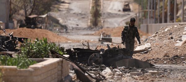 Сирийские демократические силы проходят по поврежденной улице в городе Табха, после захвата ее у исламских боевиков - Sputnik Грузия