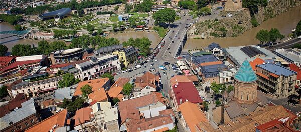 Вид с верхней станции канатки на центр Тбилиси - район Авлабари, Метехский мост и Метехскую церковь - Sputnik Грузия