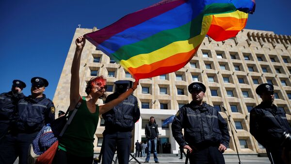 Активистка ЛГБТ сообщества участвует в акции у здания правительственной администрации Грузии - Sputnik Грузия
