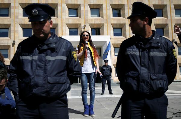 Сторонники ЛГБТ проводят акцию против гомофобии у здания правительственной администрации Грузии - Sputnik Грузия