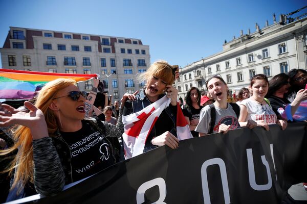 Активисты ЛГБТ сообщества проводят акцию протеста против гомофобии у здания правительственной администрации Грузии - Sputnik Грузия