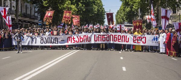 Тысячи людей прошли шествием по Тбилиси  в День святости семьи - Sputnik Грузия