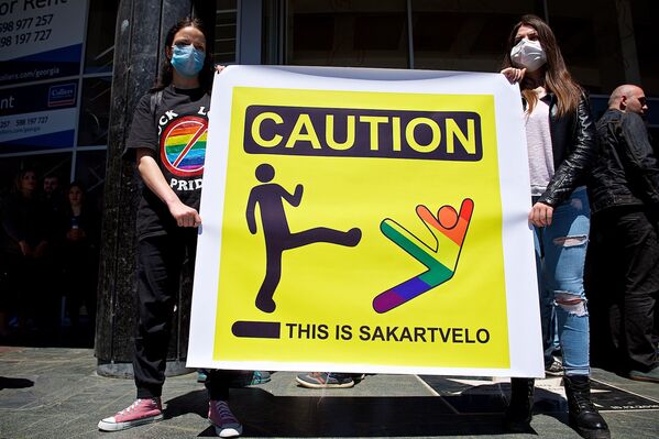 17 мая в ряде стран мира отмечается Международный День борьбы с гомофобией, провозглашенный в 2004 году французскими защитниками прав ЛГБТ. Однако участники шествия в защиту традиционных семейных ценностей в Тбилиси весьма недвусмысленно дали понять, как они относятся к такой дате - Sputnik Грузия