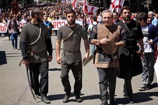 Некоторые участники шествия были одеты не только в традиционную грузинскую национальную одежду, но и в древнее боевое облачение - Sputnik Грузия