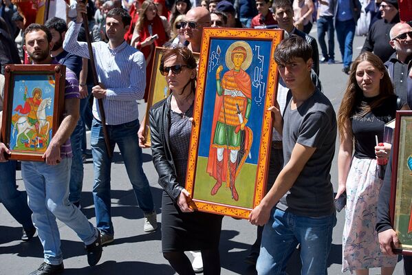Часть участников шествия несла в руках иконы различных святых - Sputnik Грузия