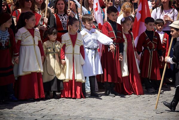 Год от года в праздничном шествии в День святости семьи принимает участие все больше детей - Sputnik Грузия