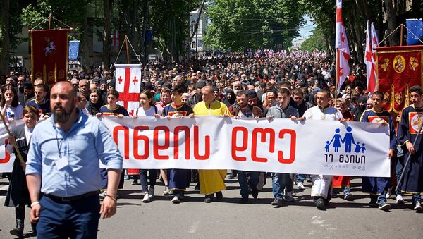 Многотысячное шествие по проспекту Руставели в День святости семьи 17 мая - Sputnik Грузия