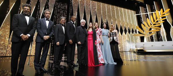 Церемония открытия 70-го Каннского кинофестиваля и показ фильма «Призраки Исмаила» вне конкурса. На сцене режиссер Педро Альмодовар, президент жюри 70-го Каннского кинофестиваля, члены жюри Марен Аде, Джессика Честейн, Фань Бинбин, Аньес Жауи, Пак Чхан Ук, Уилл Смит, Паоло Соррентино и Габриэль Яред - Sputnik Грузия