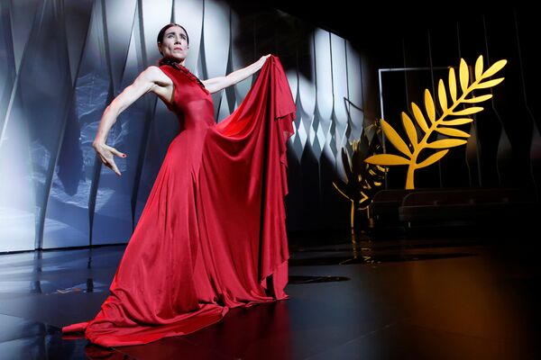 Испанская танцовщица Бланка Ли выступает на юбилейной 70-й церемонии открытия Каннского кинофестиваля перед показом фильма Призраки Исмаэля французского режиссера Арно Деплешена - Sputnik Грузия