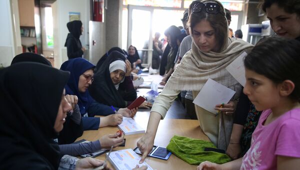 Голосование на избирательных участках Тегерана во время президентских выборов в Иране - Sputnik Грузия