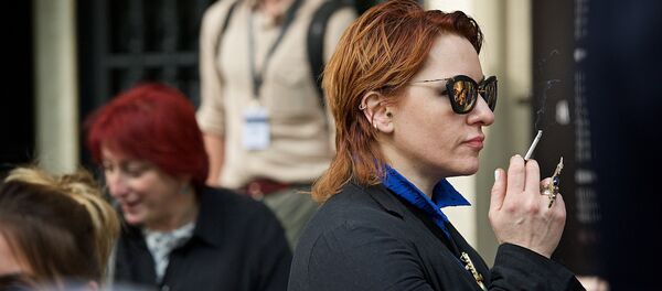 გოგონა სიგარეტით ხელში - Sputnik საქართველო