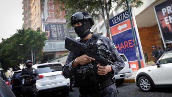 Офицер мексиканской полиции в оцеплении вокруг места преступления - Sputnik Грузия