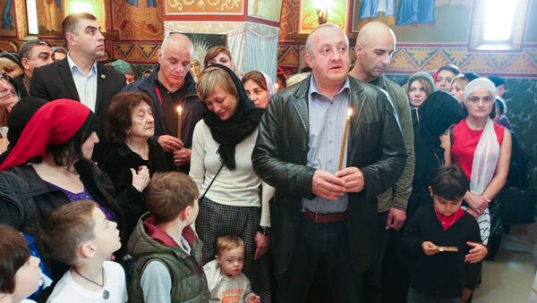 Президент Грузии Георгий Маргвелашвили с супругой Макой Чичуа и сыном Темо в храме - Sputnik Грузия