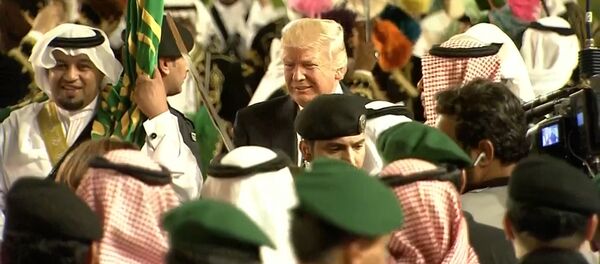 Трамп танцевал с мечом на церемонии в Эр-Рияде - Sputnik Грузия