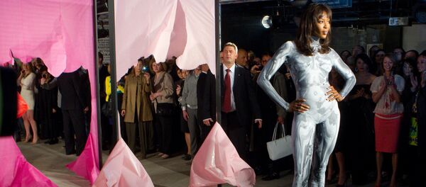 Топ-модель Наоми Кэмпбелл в костюме от российского дизайнера Игоря Чапурина - Sputnik Грузия