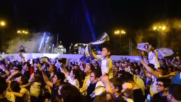 Тысячи фанатов мадридского Реала праздновали победу команды - Sputnik Грузия