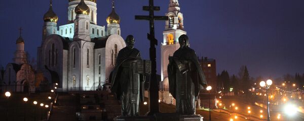 Православный комплекс Во имя воскресения Христова (на втором плане) и памятник святым братьям Кириллу и Мефодию (на первом плане) в Ханты-Мансийске - Sputnik Грузия