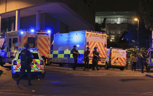 Вооруженные сотрудники полиции и машины Скорой помощи у стадиона Манчестер Арена, где произошел теракт - Sputnik Грузия